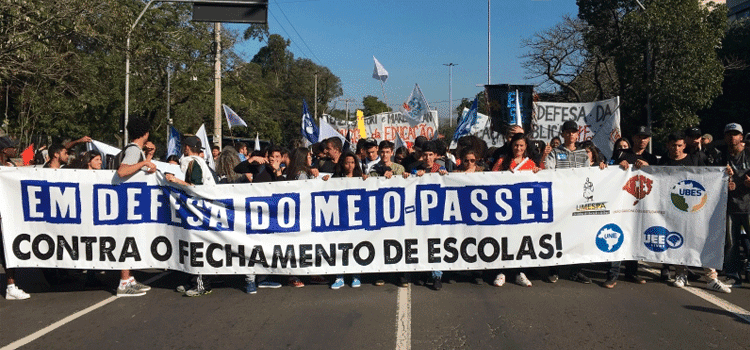 Read more about the article Estudantes protestam em Porto Alegre contra restrição na meia-passagem de ônibus