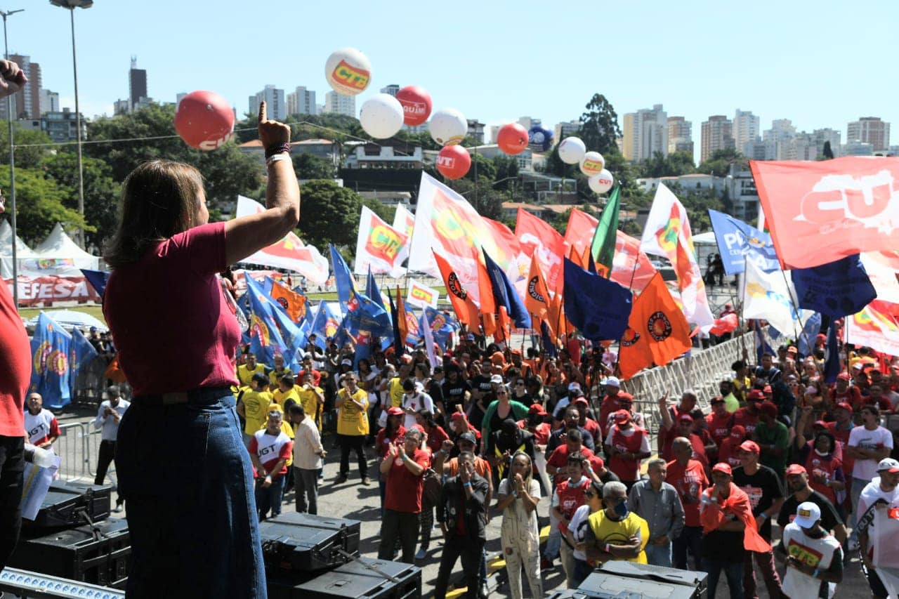 Read more about the article Ato do primeiro de maio na Praça Charles Miller e comemoração do aniversário da Deputada Bebel em Heliópolis