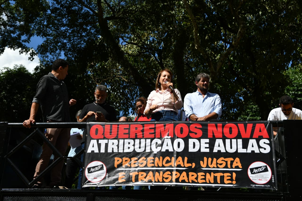 Read more about the article Professores protestam novamente em frente a Secretaria de Educação por pautas da categoria